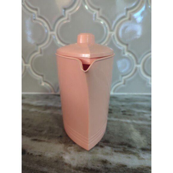 Vintage MCM Retro The Dripless One Pink Plastic Creamer Pitcher Lid Pulmosan - Picture 2 of 8